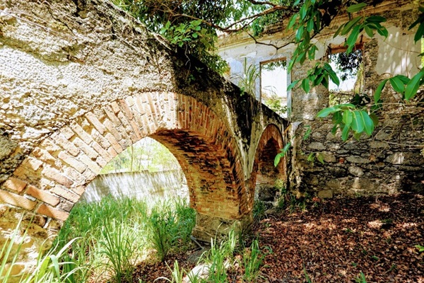 Ruínas do aqueduto no Parque Natural da Água Escondida, Niterói-RJ