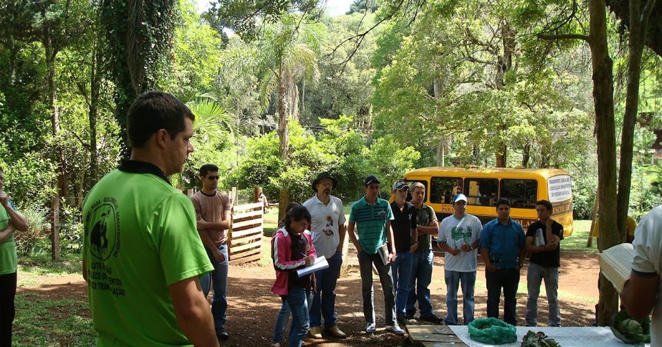 Imagem de visitantes em área natural protegida, uso público
