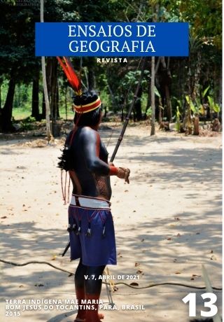 Guerreiro do povo indígena Gavião Kyikatejê segurando arco e flecha nas mãos