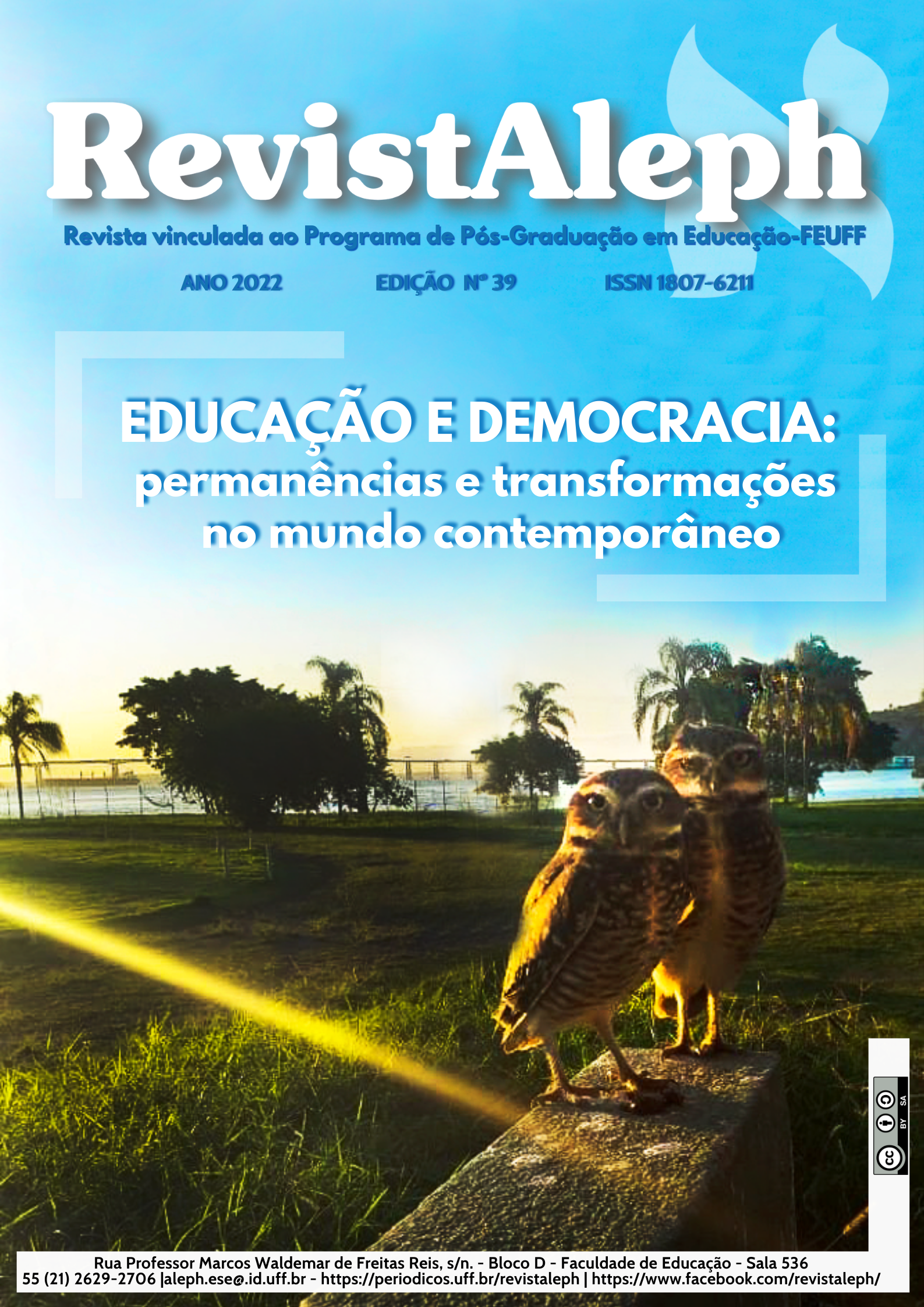 Início da audiodescrição da capa da revista  No topo em letras brancas o título: RevistAleph, no canto direito o logo do periódico. Abaixo, em letras menores, na cor azul escuro: Revista vinculada ao Programa de Pós-Graduação em Educação - FEUFF. Ano 2022. Edição número 39. ISSN 1807-6211. No centro, em letras brancas título do dossiê: Educação e Democracia, em tamanho menor: permanências e transformações no mundo contemporâneo. No fundo a imagem de uma paisagem da Universidade Federal Fluminense, campus Gragoatá. Sob um céu azul claro, ao longe, vista parcial da Baía de Guanabara, entrecortada pela ponte Rio-Niterói. Mais a frente árvores e um gramado verde escuro. Em um plano mais próximo a imagem de duas corujas pousadas numa mureta. Um raio de sol em diagonal  ilumina parcialmente a paisagem.  No rodapé, em letras miúdas:  Revista com Licença Creative Commons CC; By; SA. Endereço: Rua Professor Marcos Waldemar de Freitas Reis, s/n. Bloco D - Faculdade de Educação. Sala 536. Telefone: 55 (21) 2629-2706. E-mail: aleph.ese@id.uff.br.  Endereço eletrônico: https://periodicos.uff.br/revistaleph. Facebook: RevistAleph.  Fim da descrição da capa